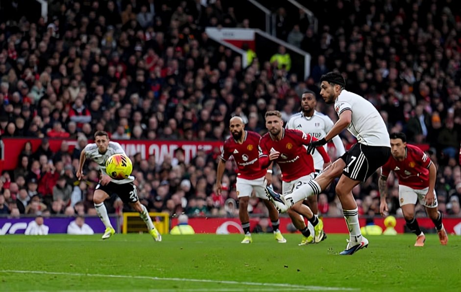 مانشستر يونايتد يحسم مواجهة فولهام المثيرة بهدف قاتل ويقتحم المربع الذهبي للدوري الإنجليزي