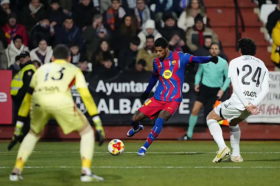 برشلونة يحسم موقفه من تفعيل بند شراء ماركوس راشفورد وسط ترقب من مانشستر يونايتد