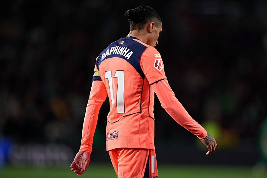 إصابة عضلية تبعد رافينيا عن مواجهة ألباسيتي وهانزي فليك يبدي استياءه من تكرار الغيابات