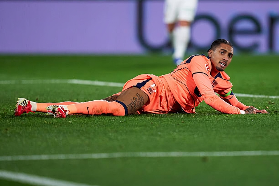 إصابة عضلية تبعد رافينيا عن مواجهة ألباسيتي وهانزي فليك يبدي استياءه من تكرار الغيابات