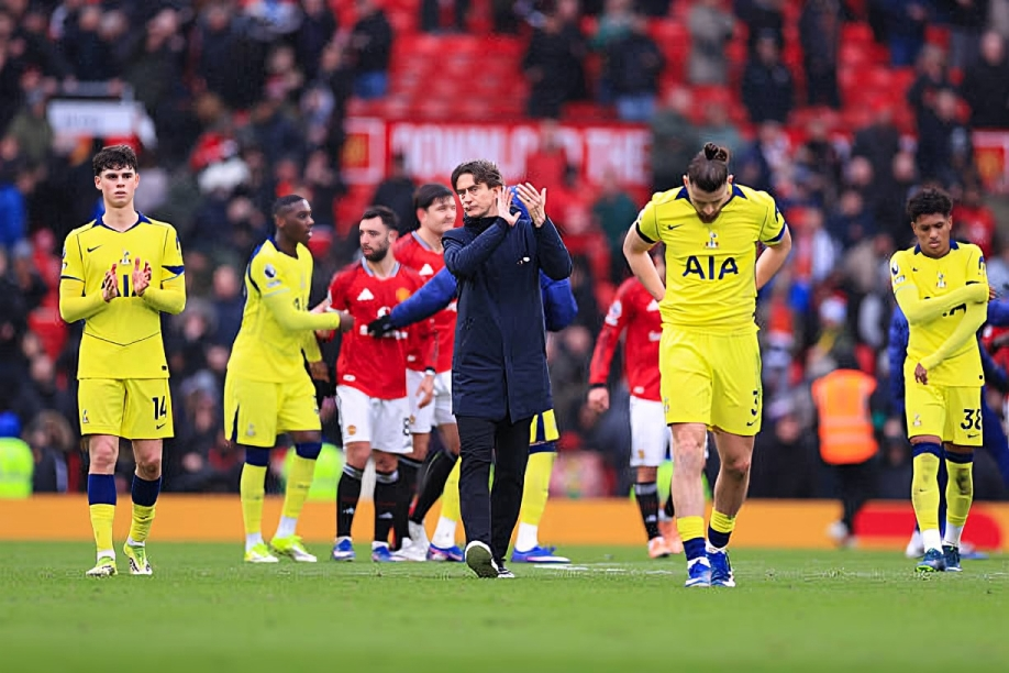 مانشستر يونايتد يواصل صحوته تحت قيادة كاريك ويهزم توتنهام بثنائية في قمة مسرح الأحلام