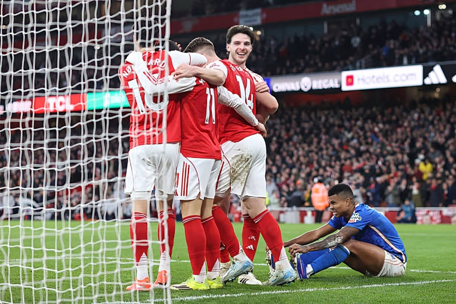 أرسنال يواصل الانتصارات ويتجاوز سندرلاند بثلاثية نظيفة ليحكم قبضته على صدارة البريميرليج