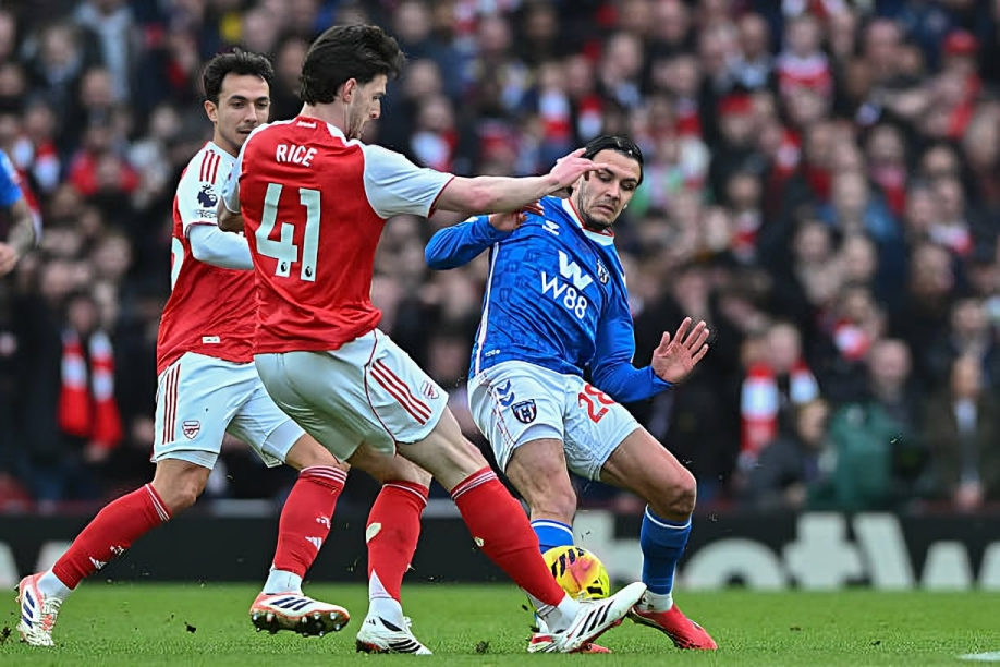 أرسنال يواصل الانتصارات ويتجاوز سندرلاند بثلاثية نظيفة ليحكم قبضته على صدارة البريميرليج