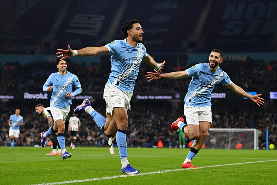 برشلونة يضع عمر مرموش على رأس أولوياته الهجومية لخلافة ليفاندوفسكي