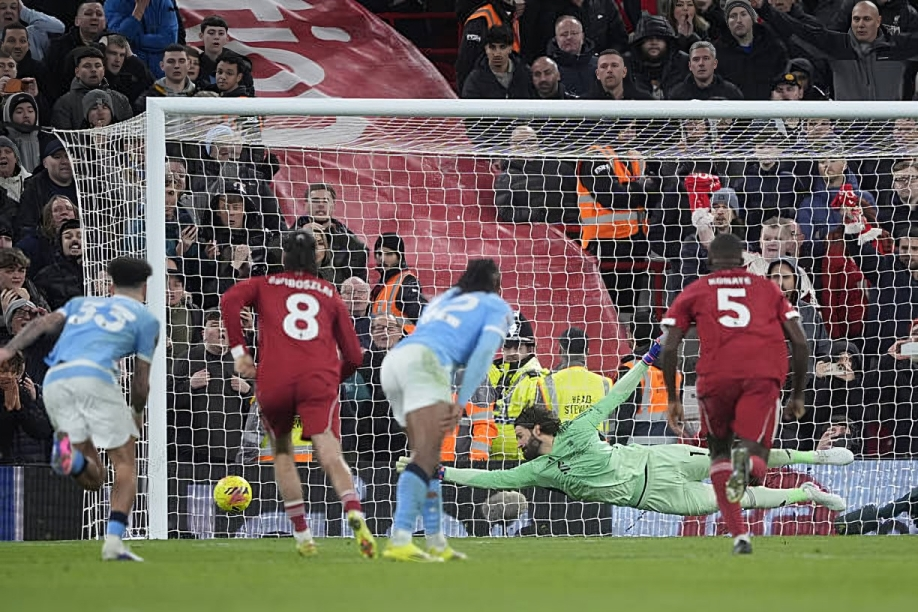 مانشستر سيتي يقلب الطاولة على ليفربول في قمة أنفيلد بمشاركة مصرية لصلاح ومرموش