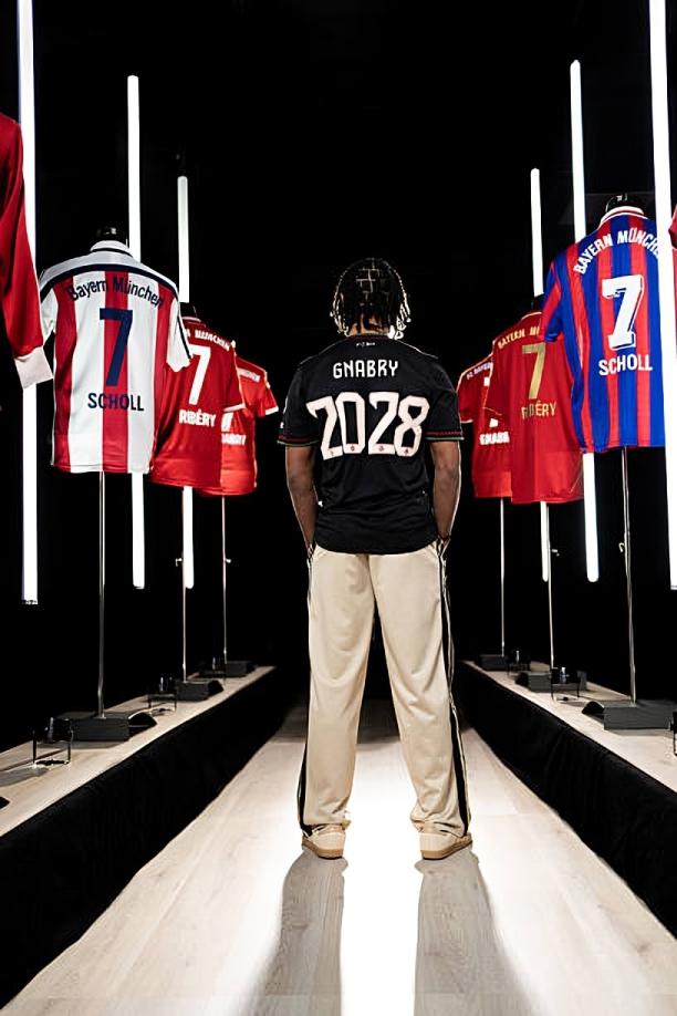 بايرن ميونيخ يحصن مستقبله الهجومي بتجديد عقد سيرجي جنابري ومفاوضات متقدمة مع أوباميكانو