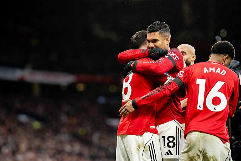 مانشستر يونايتد يواصل صحوته تحت قيادة كاريك ويهزم توتنهام بثنائية في قمة مسرح الأحلام