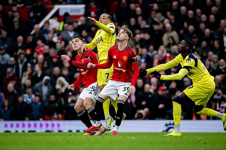 مانشستر يونايتد يواصل صحوته تحت قيادة كاريك ويهزم توتنهام بثنائية في قمة مسرح الأحلام