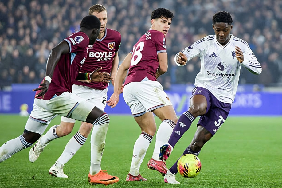 مانشستر يونايتد ينجو من فخ وست هام بتعادل مثير في اللحظات الأخيرة من البريميرليج