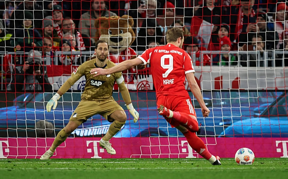 اتحاد جدة يفاضل بين محمد صلاح وهاري كين لتعويض رحيل بنزيما في صفقة عالمية مرتقبة