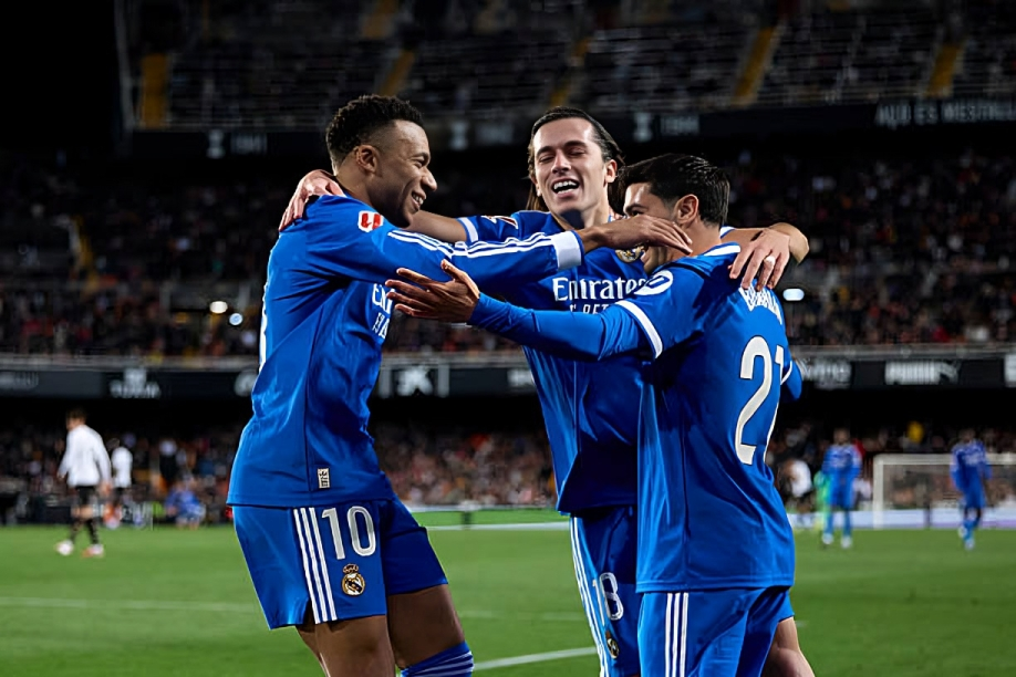 ريال مدريد يتخطى عقبة فالنسيا بثنائية ويضيق الخناق على صدارة برشلونة في الليجا