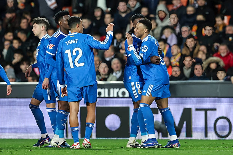 ريال مدريد يتخطى عقبة فالنسيا بثنائية ويضيق الخناق على صدارة برشلونة في الليجا