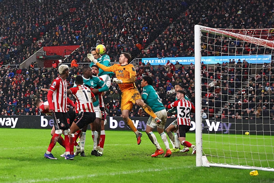 محمد صلاح يقود ليفربول للفوز على سندرلاند في الدوري الإنجليزي