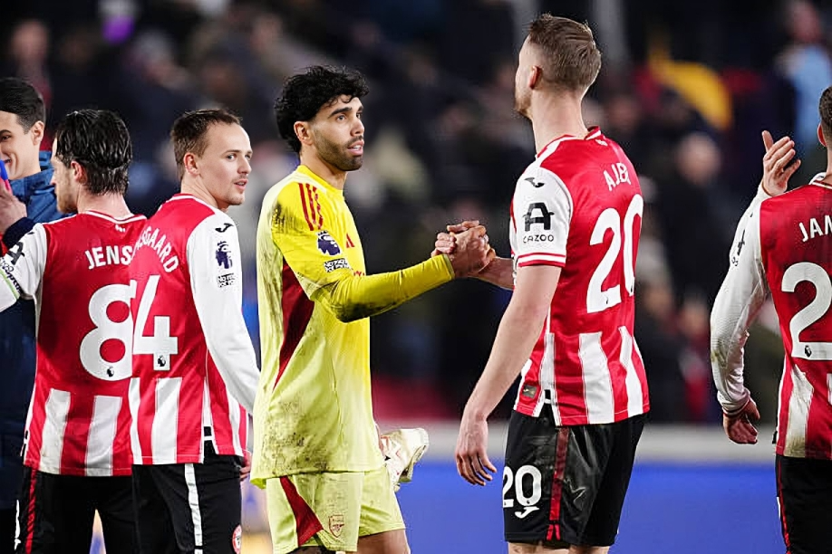 أرسنال يسقط في فخ التعادل أمام برينتفورد ويشعل صراع الصدارة في الدوري الإنجليزي