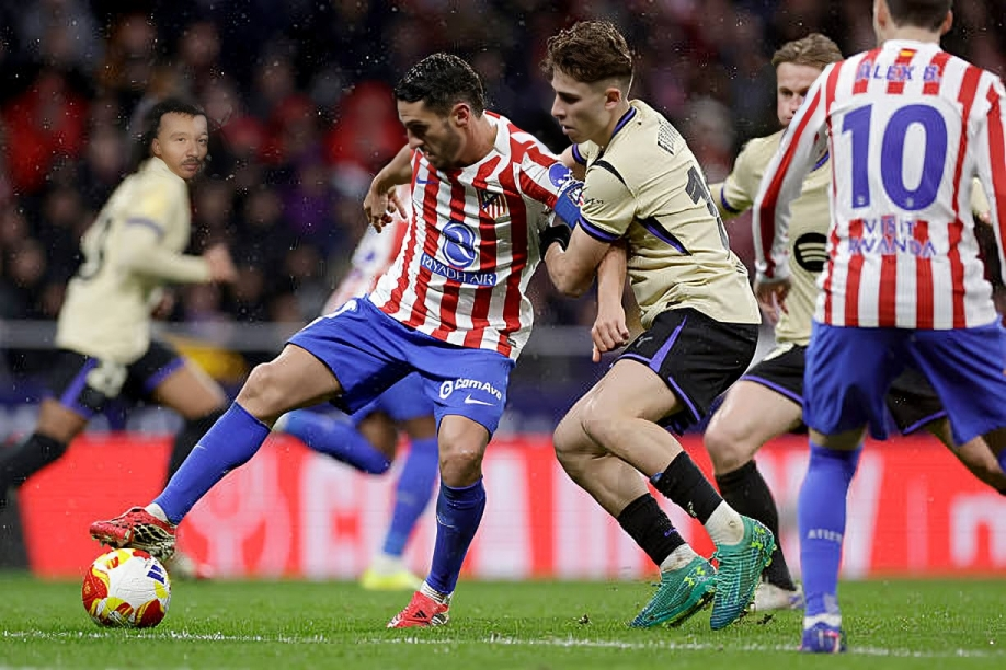 أتلتيكو مدريد يكتسح برشلونة برباعية نظيفة ويقترب من نهائي كأس ملك إسبانيا