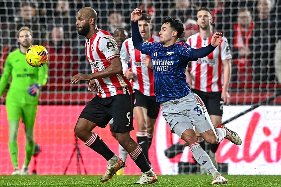 أرسنال يسقط في فخ التعادل أمام برينتفورد ويشعل صراع الصدارة في الدوري الإنجليزي