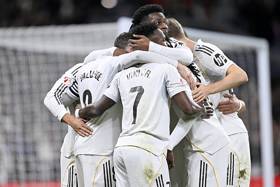 ريال مدريد يعتلي صدارة الليجا برباعية في شباك سوسيداد في ليلة تاريخية لفينيسيوس
