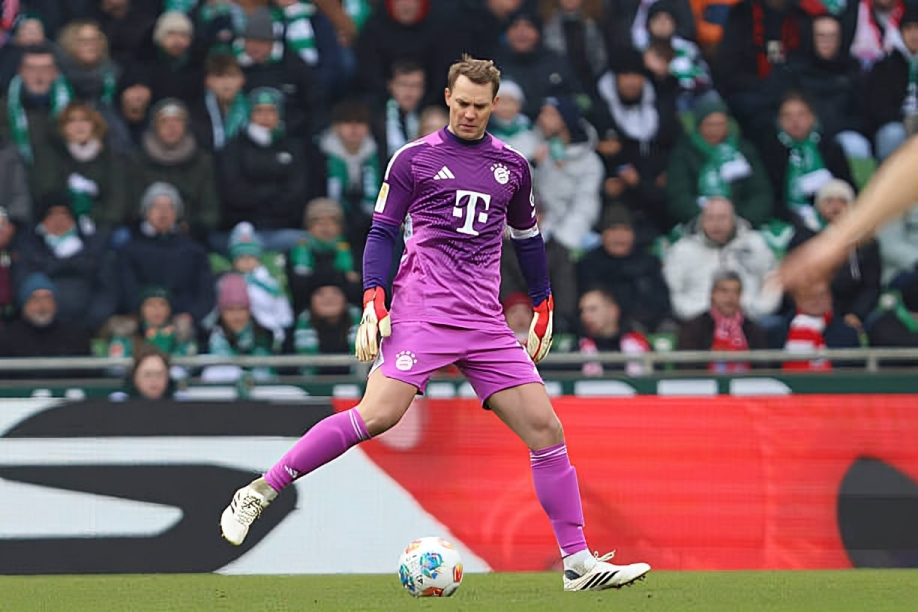 بايرن ميونخ يفقد خدمات قائده مانويل نوير بعد إصابة عضلية تبعده عن حماية العرين البافاري