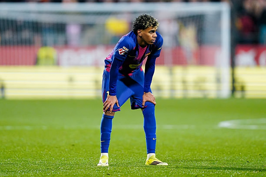 هانزي فليك يكشف خطة برشلونة للتعامل مع صيام لامين يامال ومواجهة ليفانتي