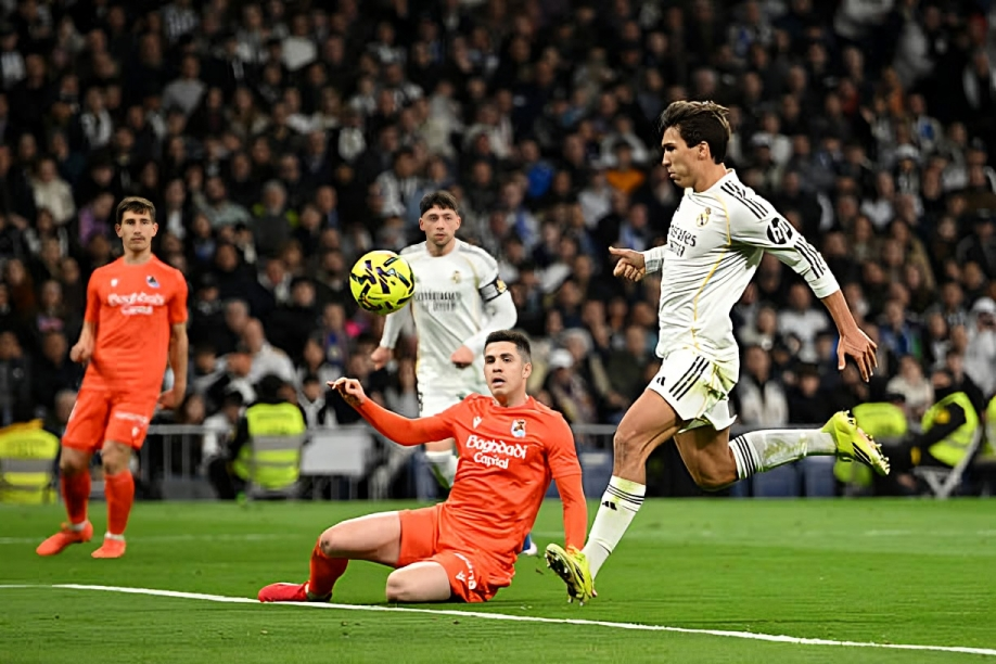 ريال مدريد يعتلي صدارة الليجا برباعية في شباك سوسيداد في ليلة تاريخية لفينيسيوس