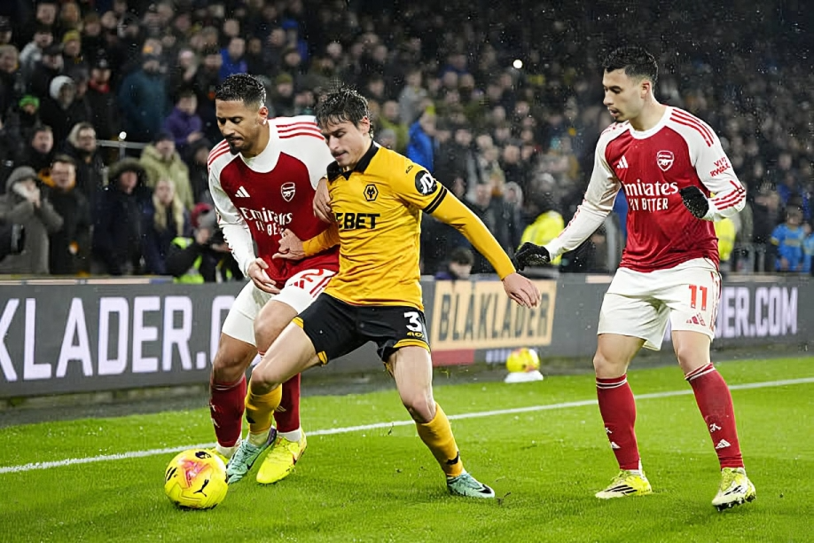 أرسنال يفرط في الفوز أمام وولفرهامبتون بسيناريو مثير في الدوري الإنجليزي