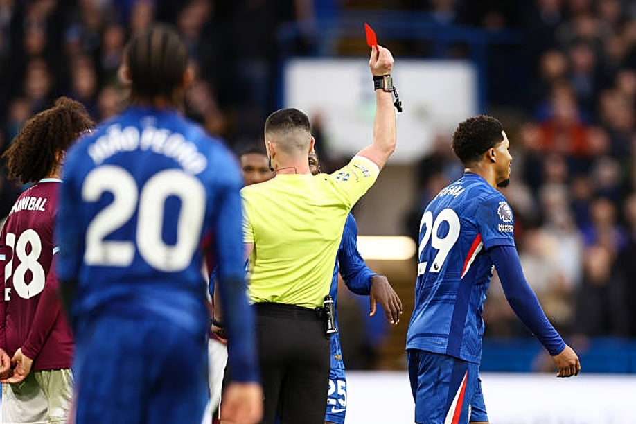 تشيلسي يتعادل مع بيرنلي ويفقد نقطتين في صراع المربع الذهبي