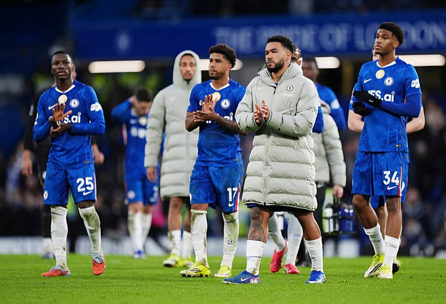 تشيلسي يتعادل مع بيرنلي ويفقد نقطتين في صراع المربع الذهبي