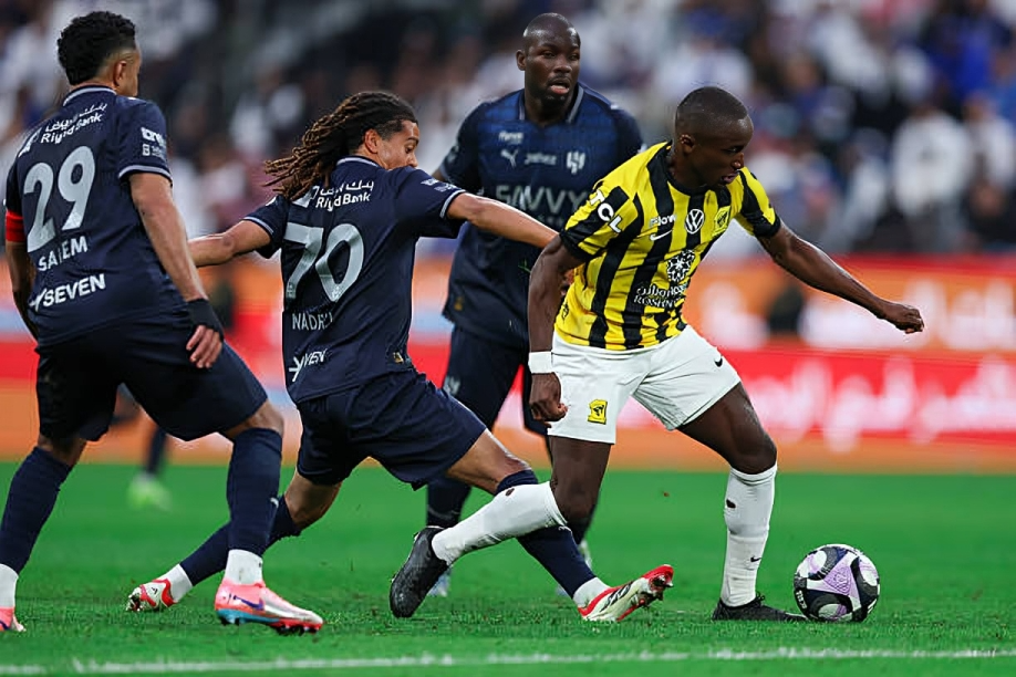 النصر يتربع على عرش الدوري السعودي برباعية في الحزم وتعادل الهلال والاتحاد