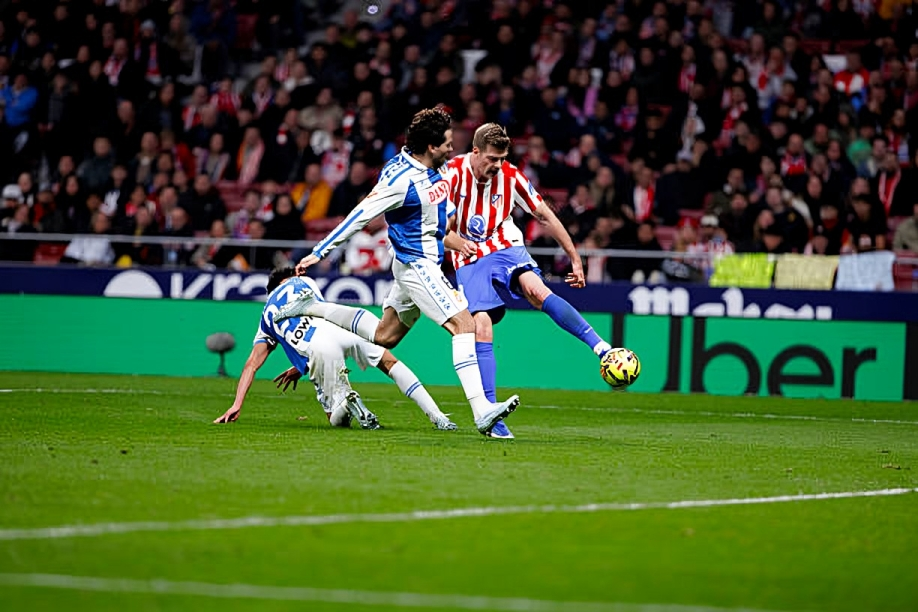 أتلتيكو مدريد يهزم إسبانيول برباعية ويتمسك بالمربع الذهبي في الدوري الإسباني