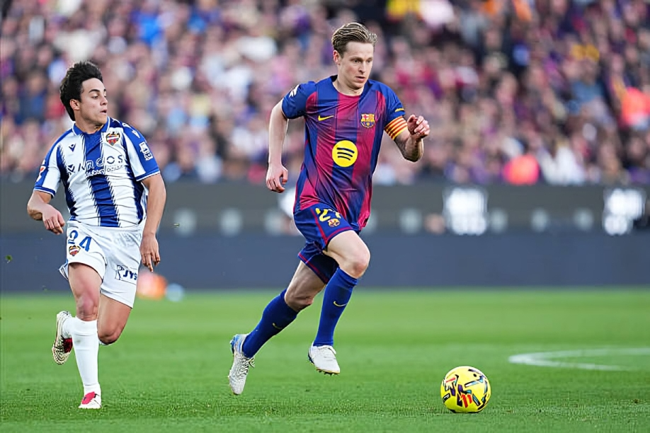 برشلونة يعلن غياب دي يونج للإصابة ويترقب عودة الموهبة المصرية حمزة عبد الكريم