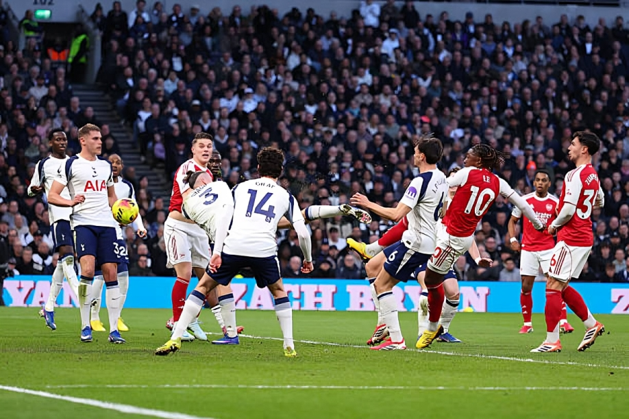 أرسنال يكتسح توتنهام برباعية في ديربي لندن ويعزز صدارته للدوري الإنجليزي