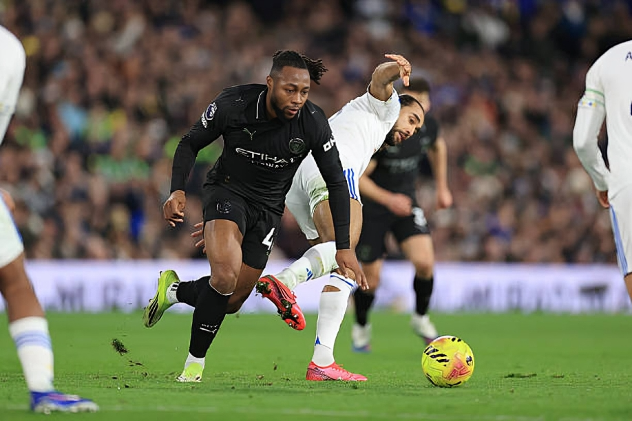 مانشستر سيتي يضيق الخناق على أرسنال بفوز ثمين أمام ليدز يونايتد في البريميرليج