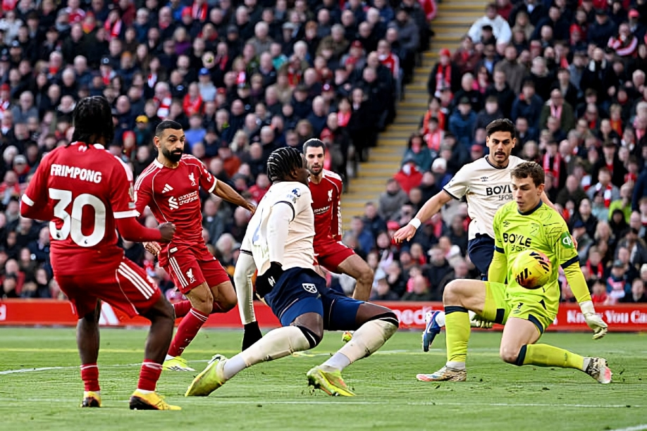 ليفربول يمطر شباك وست هام بخماسية ويقتحم المربع الذهبي في الدوري الإنجليزي