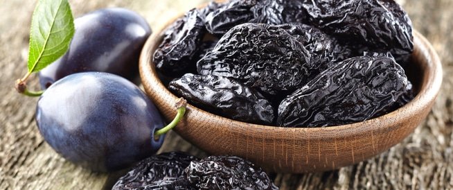 لمرضى الإمساك.. لماذا يُعد الصباح أفضل وقت لشرب عصير القراصيا؟