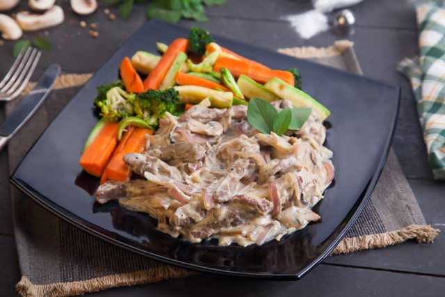 دجاج ستراجانوف.. وصفة روسية بلمسة منزلية سهلة