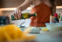 هل تفيد ملعقة زيت الزيتون يوميًا صحتك؟ العلم يجيب