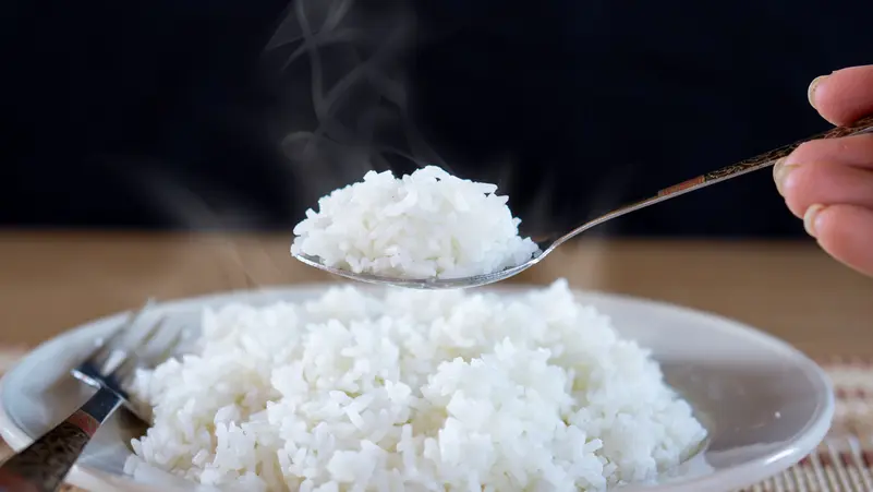 طرق سهلة لزيادة البروتين في الأرز وتحويله إلى وجبة متكاملة