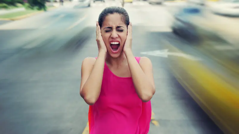 الضوضاء الدائمة في حياتنا اليومية.. كيف تؤثر الأصوات المستمرة في التفكير والتركيز؟