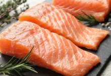السلمون.. غذاء غني بأوميغا-3 يدعم صحة القلب ويساعد على ضبط ضغط الدم