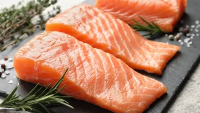 السلمون.. غذاء غني بأوميغا-3 يدعم صحة القلب ويساعد على ضبط ضغط الدم