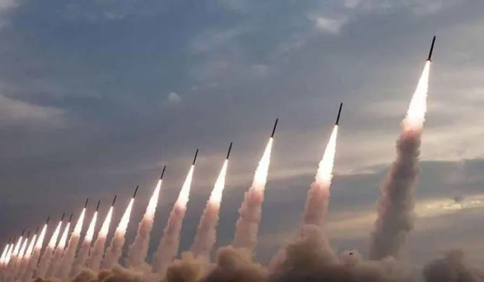 صافرات الإنذار تدوي في تل أبيب بعد رشقة صاروخية إيرانية ضخمة