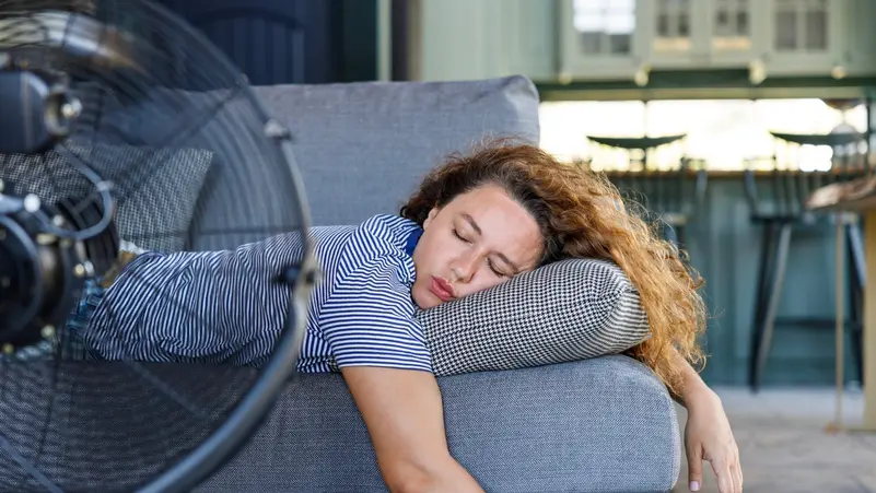 هل الاستيقاظ ليلًا مفيد؟ آراء طبية جديدة تعيد النظر في مفهوم النوم المتواصل