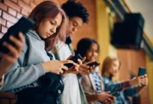 دراسة: الإفراط في استخدام الهواتف الذكية قد يرتبط باضطرابات الأكل لدى المراهقين