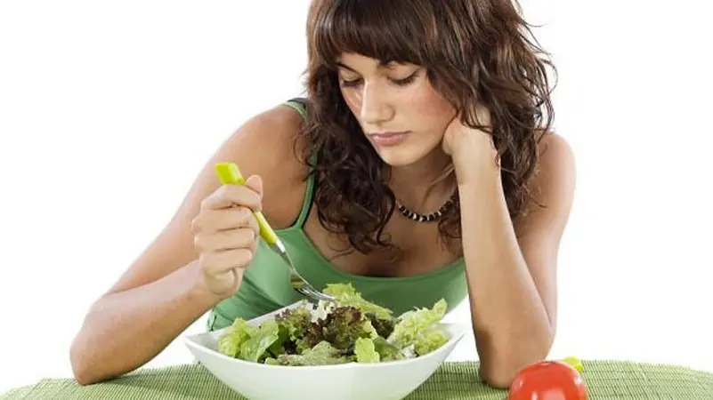 دراسة: الإفراط في استخدام الهواتف الذكية قد يرتبط باضطرابات الأكل لدى المراهقين