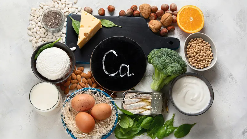 الحفاظ على صحة العظام.. النظام الغذائي والنشاط البدني أهم من المكملات