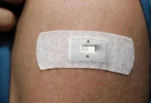 لاصقة ذكية تراقب المناعة من الجلد.. ابتكار قد يُغني عن سحب الدم مستقبلًا