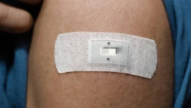 لاصقة ذكية تراقب المناعة من الجلد.. ابتكار قد يُغني عن سحب الدم مستقبلًا