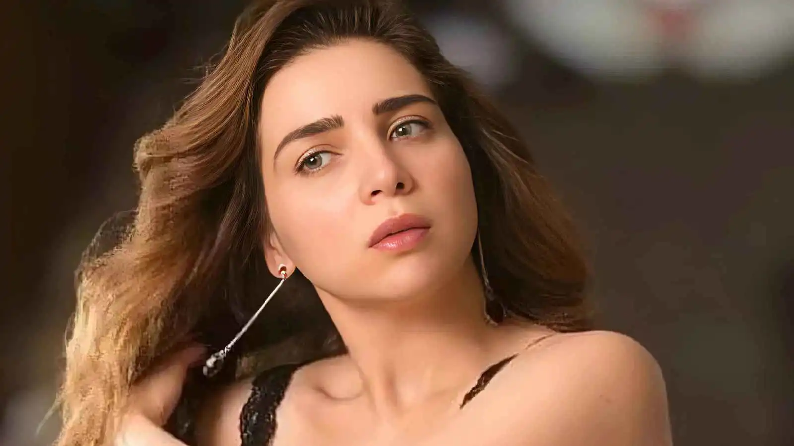 مي عز الدين تغادر المستشفى بعد عملية جراحية دقيقة وتواصل العلاج في المنزل