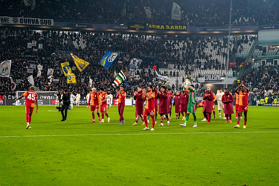 "يويفا" يعاقب جالاتا سراي قبل مواجهة ليفربول في دوري الأبطال