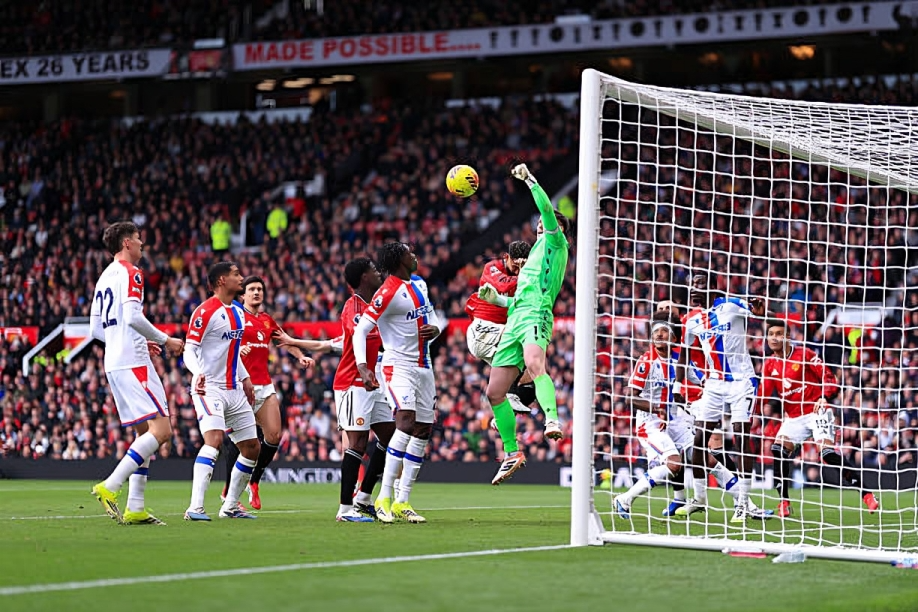 مانشستر يونايتد يقتحم المربع الذهبي بالدوري الإنجليزي بعد فوز مثير على كريستال بالاس